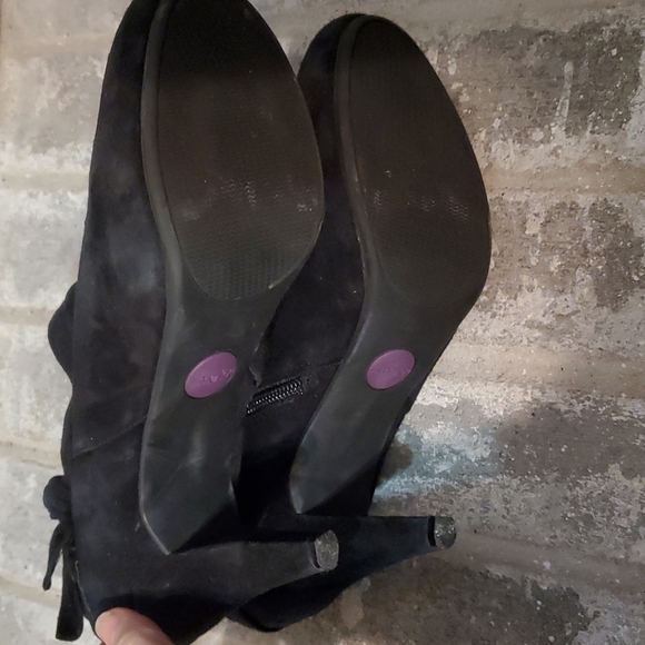 Me Too Black Heels Size 8 Leather Uppers Suade Feel Shoes Womens - Picture 8 of 12